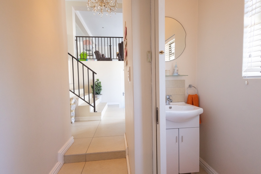 4 Bedroom Property for Sale in Flamingo Vlei Western Cape